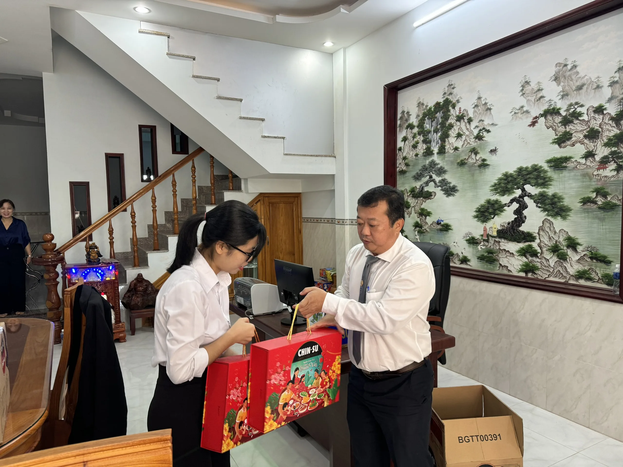 Hình ảnh Luật sư Nguyễn Kiếm Khách trao quà tết cho nhân viên tại Công ty TNHH Đức Pháp chi nhánh Phan Thiết