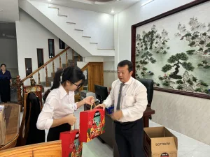 Trao quà tết cho nhân viên luật sư tại công ty Đức Pháp chi nhánh Phan Thiết