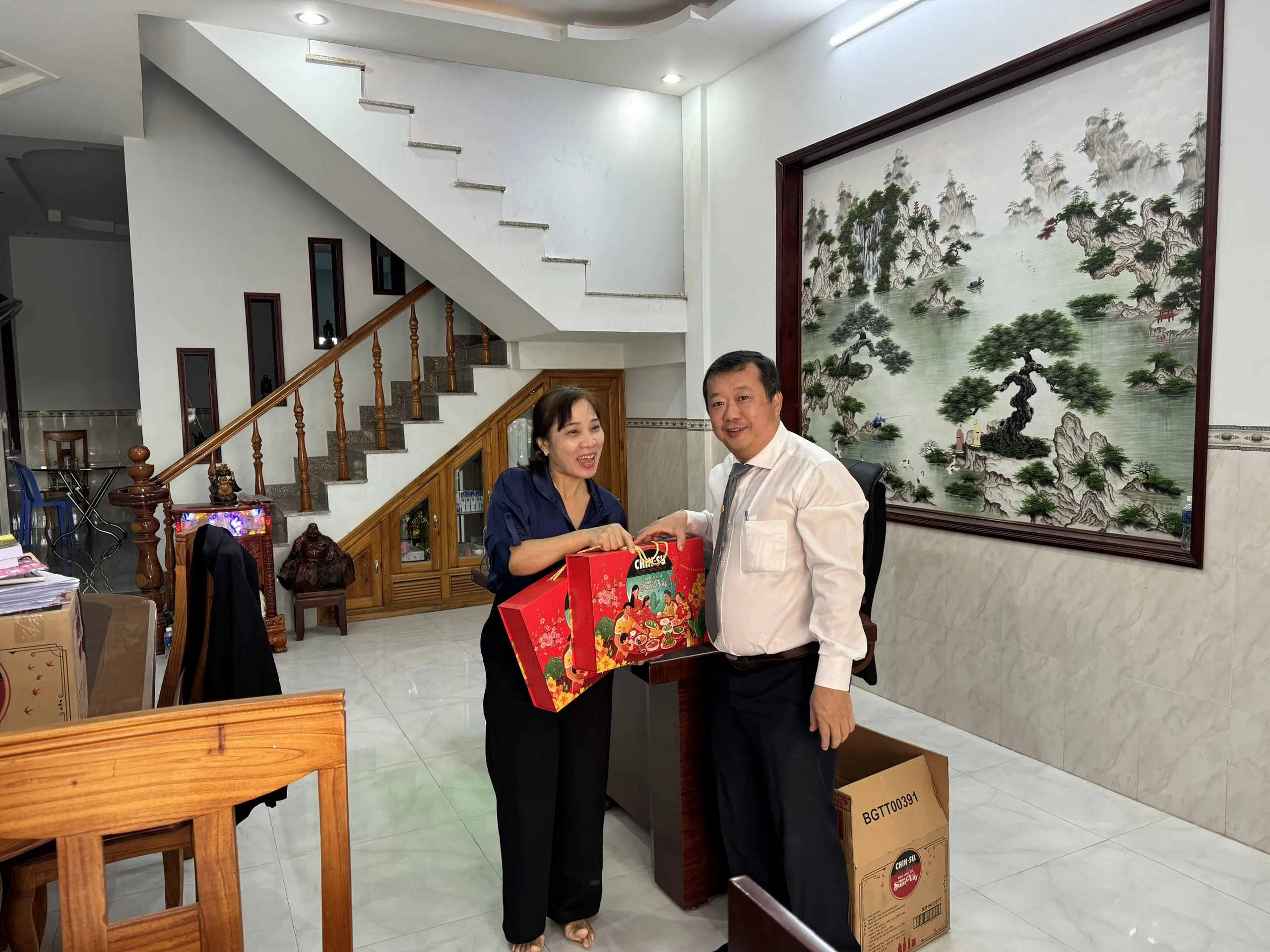 Hình ảnh Luật sư Nguyễn Kiếm Khách trao quà tết cho nhân viên tại Công ty TNHH Đức Pháp chi nhánh Phan Thiết